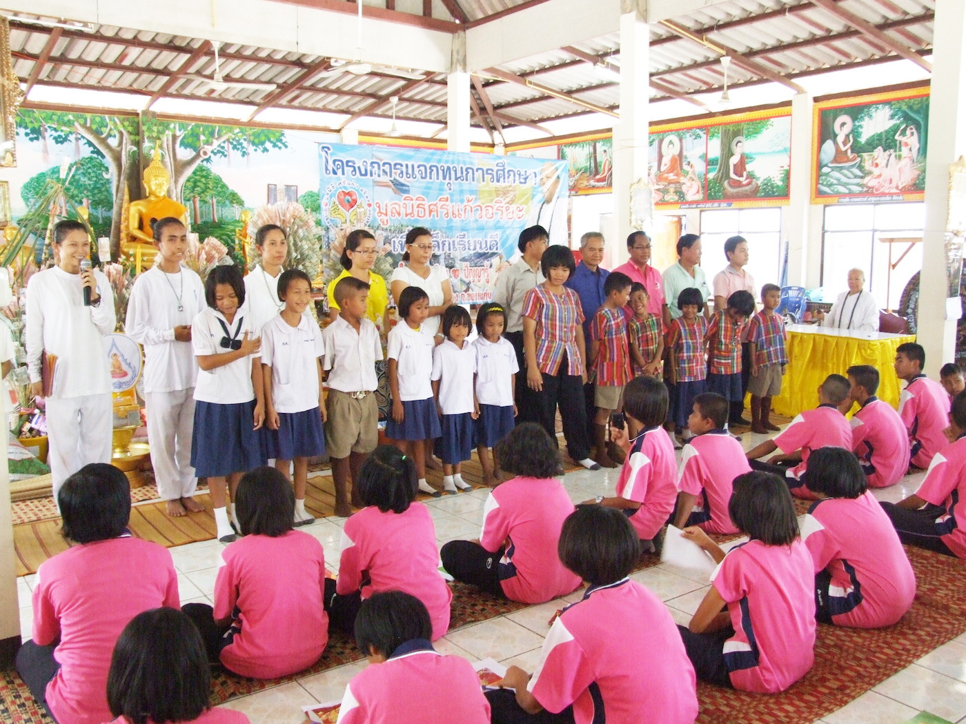 โครงการมอบทุนการศึกษาเพื่อเด็กเรียนดี ครั้งที่ 2   วันที่ 23 สิงหาคม 2554  แก่นักเรียนโรงเรียนบ้านหนองกระทุ่ม    โรงเรียนสระครก